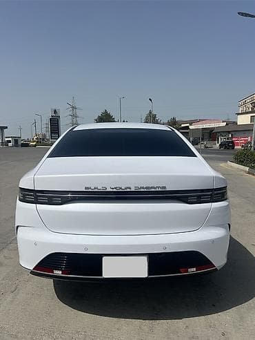 BYD: BYD sedan – ağ rəng, müasir dizayn və aerodinamik siluet. Xarici — 2