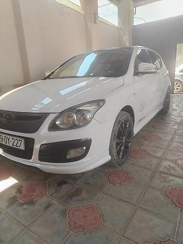 hyundai elantra 2012 model: Hyundai i30 Sport, ağ rəngli hetçbek. Xüsusiyyətlər və dizayn: - Ailə — 2