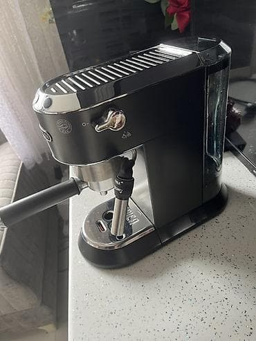 sud seperatoru: De’Longhi Dedica EC685 tipli espresso/kofe aparatı - Rəng: qara/xrom — 2