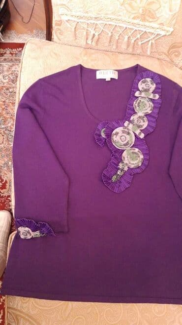 Benovşeyi rengde biserli gullerle işlemeli kofta. L-XL razmer, demek