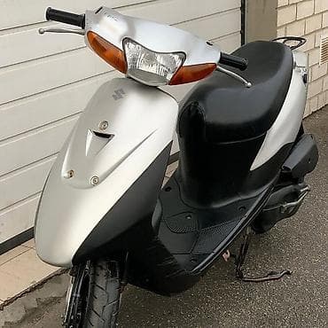 Gümüşü rəngdə, qara detallarla bəzədilmiş Suzuki skuter. Bu model at lalafo.az Gümüşü rəngdə, qara detallarla bəzədilmiş Suzuki skuter. Bu model