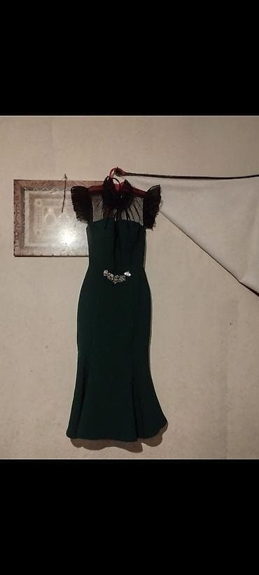 Zümrüd-yaşıl rəngdə zərif ziyafət donu. - Model: bədənə oturan, alt