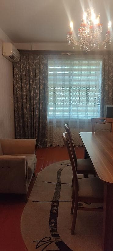 70 m2-lik köhnə tikili mənzil kirayə verilir. Mərtəbə 3/9. Qaz,su,işıq — 5
