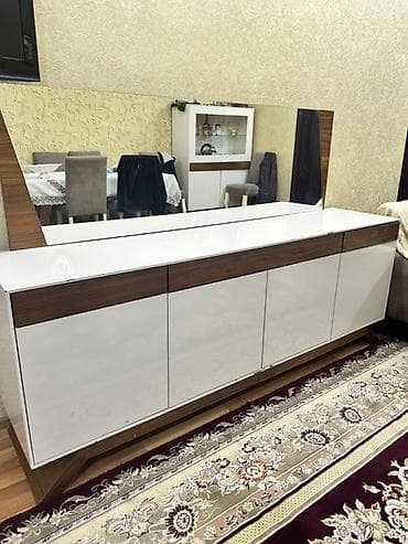 bufet: Saloglunun mebelidir Ayna ilə bufet/konsol - Dizayn: Ağ parlaq səth — 2