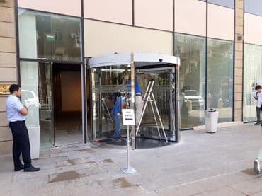 сейфовая входная дверь: Fırlanan qapı, böyük binaların və ticarət mərkəzlərinin girişləri üçün — 4