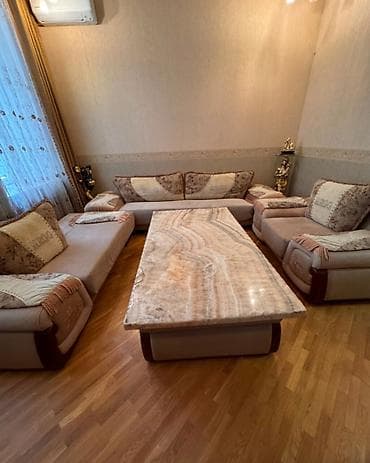 kilim mebel stol stul: Divan kireslo tecili satılır Qiymet 1000 azn.Ünvan. İcəri şəhər — 1