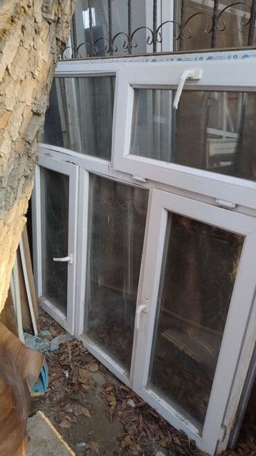 plastik pəncərə şəbəkə: Ağ rəngdə plastik pəncərə. Bu pəncərə, müxtəlif layihələrdə istifadə — 16