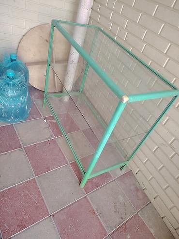 Şüşə vitrin - Material: tam şüşə korpus, metal (yaşıl rəngli) karkas — 1