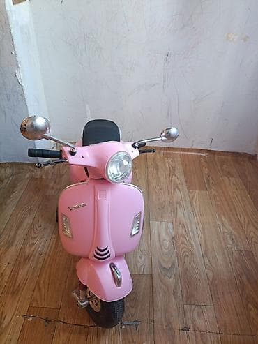 elekt: Uşaq üçün elektrikli skuter – klassik Vespa üslubunda, çəhrayı rəng — 1