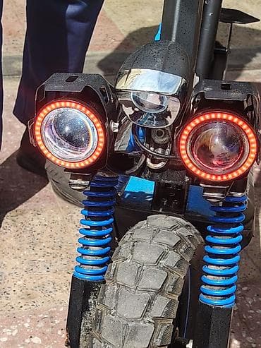 Elektrik nəqliyyatı: Elektrik skuter – oturacaqlı, güclü amortizatorlu Xüsusiyyətlər: - Ön — 4