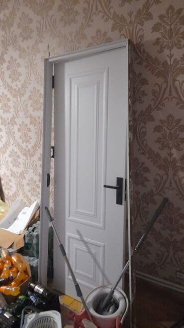 metbex qapilari: Ağ rəngli interyer qapısı dəsti - Klassik relyef panelli dizayn — 2