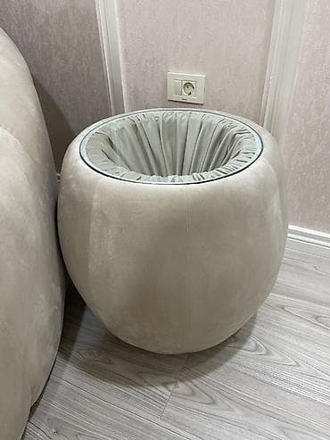 dəsti: Dairəvi dizaynlı yumşaq çarpayı və uyğun tumbalar dəsti - Forma — 3