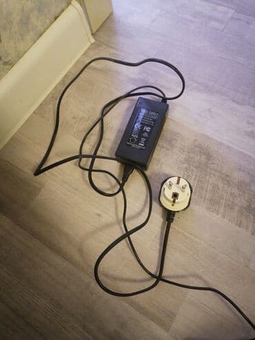 Yaşıl rəngli iki təkərli hoverboard (self-balance skuter) və şarj