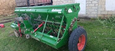Taxıl səpən aqreqat – yaşıl rəngli, treyler tipli, traktor qoşqulu