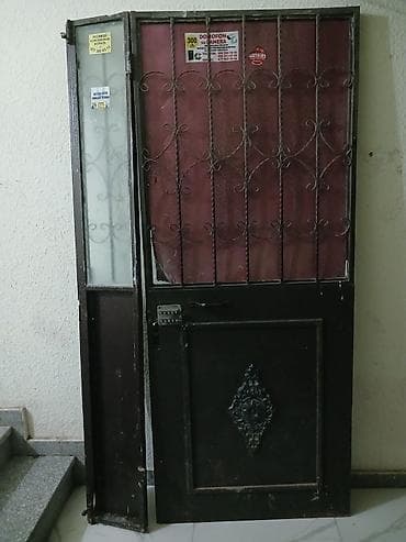 Dəmir giriş qapısı və yan şüşəli panel - Material: bərk polad/dəmir