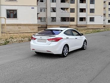 mersedes benz c: Hyundai Elantra: 1.8 l | 2013 il Sedan — 3