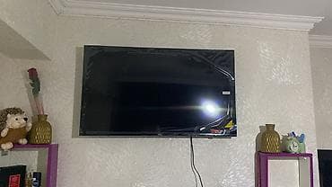 Divar askısı ilə quraşdırılmış LED televizor. Xüsusiyyətlər: -