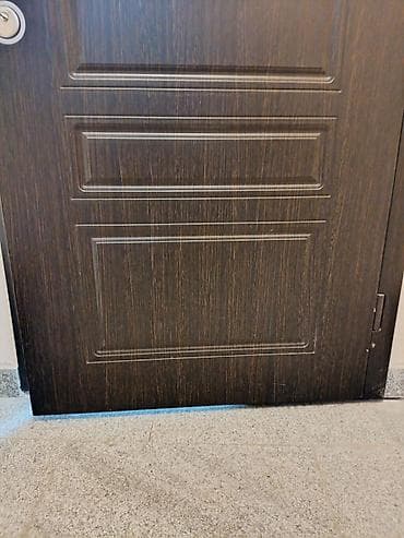 Divar kağızları, oboy: Dəmir giriş qapısı – klassik dizayn, tünd ağac teksturalı örtük — 1