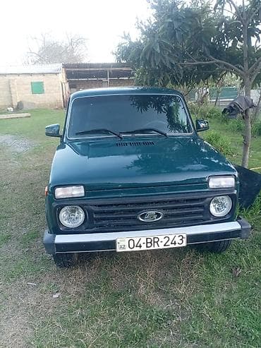 niva barı: LADA Niva (VAZ 2121) – yaşıl rəngli 3 qapılı SUV Xüsusiyyətlər: - Tam — 3