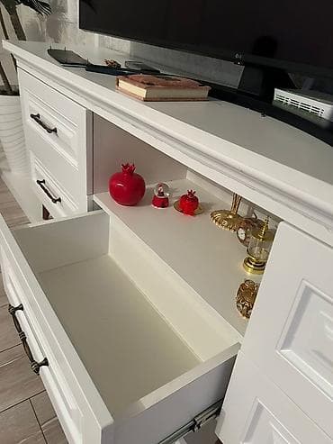 reqem tortlari: Düz TV altlığı, Polkalı, Laminat — 3