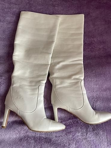 Ağ rəngli dizə qədər qadın çəkmələri - Model: hündürdaban, nazik