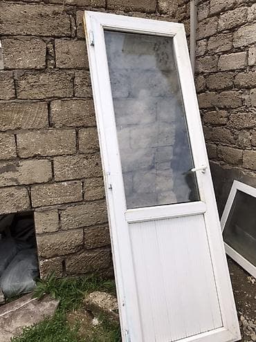 Ağ rəngli PVC giriş/qapı yarpağı Ölcü eni 77sm. Uzunu 2 m. 2 ci eldi