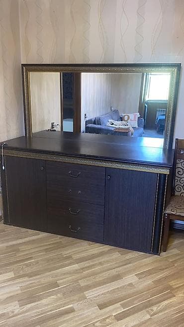 lay lay matras: Geniş güzgülü konsol/komod 100 azn satılır - Material: tünd ağac — 1