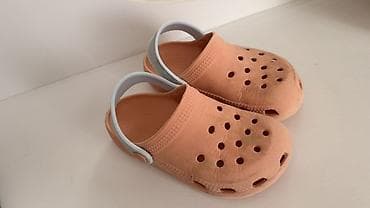 yay desdleri: İkisi birgə 10 manat. Qara təptəzə kimidir. Başmaqlar geyinilib — 2