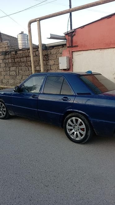 audi 4: Mercedes-Benz sedan (W201 – 190 seriyası). Göy rəngli, 4 qapılı. Arxa — 3