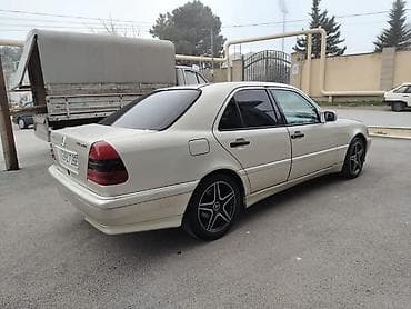 mersedes w204: Mercedes-Benz C-Class: 2 l | 1994 il Sedan — 3