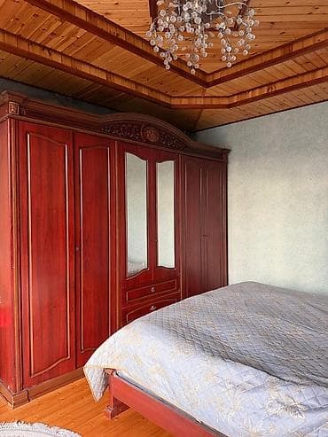 Klassik üslubda malayziya taxta yataq otağı mebel dəsti Tərkibi: - 2