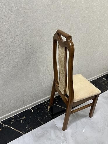 Taxta yemək stulu. Klassik üslubda hazırlanmış bu stul qəhvəyi rəngli