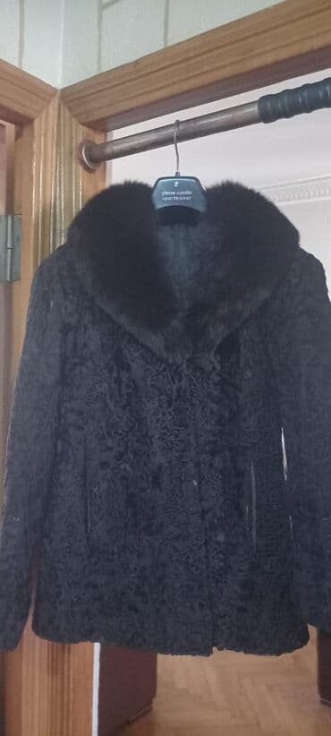Çimərlik geyimləri: Temiz karakul 44 razmer,Qara rəngdə ziqzaq teksturalı xəz kürk. - — 1
