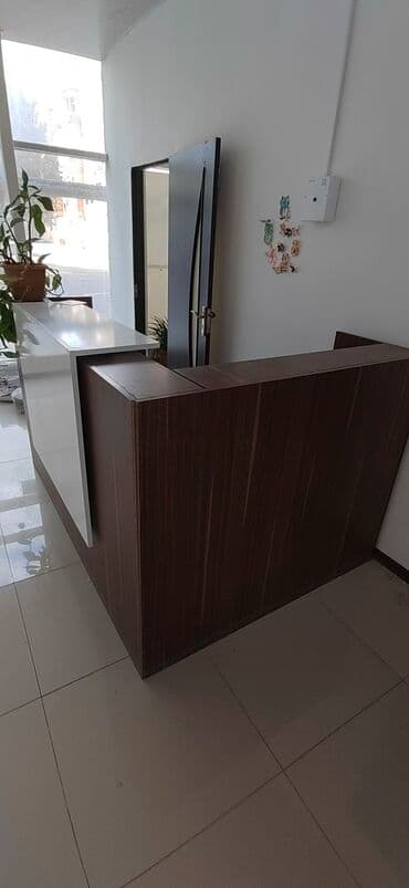 Resepsiyon stendi / qarşılanma masası - Material: ağ və tünd ağac