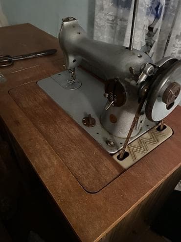 tikiş sexləri: Masaüstü tikiş maşını – pedalla idarə olunan model - Taxta kabinetli — 1