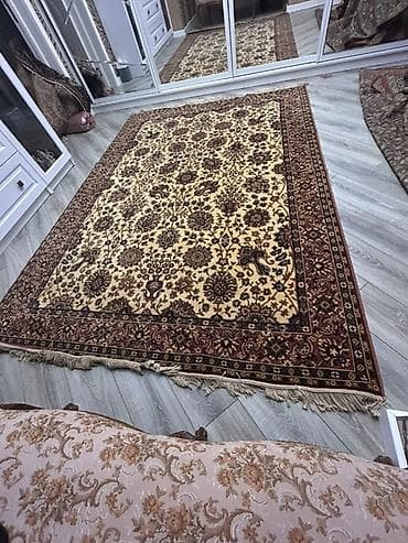 Xalça – klassik Şərq naxışlı - Ölçü: təxmini 2x3 m (şəkillərdə ölçü — 2