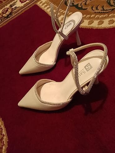 39ölçü, yenidir geyinilməyib təzədir. Brend: S. Model: Zərli kayışlı