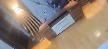 Düz TV altlığı, Polkalı, Laminat