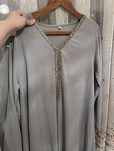 Boz rəngli, uzun və geniş kəsimli abaya/kaftan. Qollari ve boynu qasli — 2