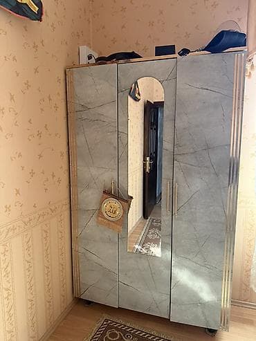 skaf satilir: İşlənmiş, 3 qapılı, Güzgülü, Boz, Taxta, Açılan, Düz dolab — 1