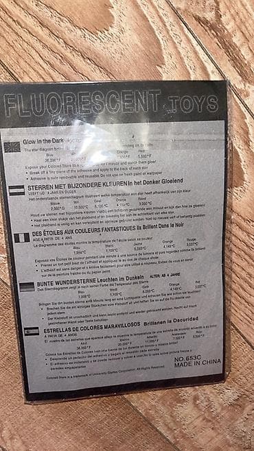 divar bezekleri: Fluorescent Toys – qaranlıqda parlayan ulduz dəsti - Yaş qrupu: 3+ - — 2