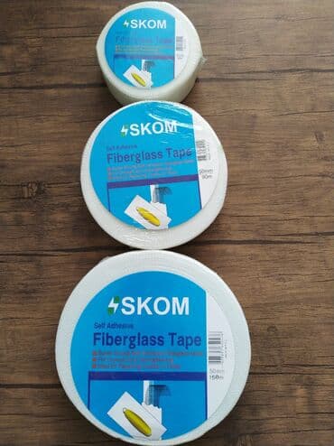 SKOM markalı, özü yapışan fiberglas lent. Divarlarda və digər