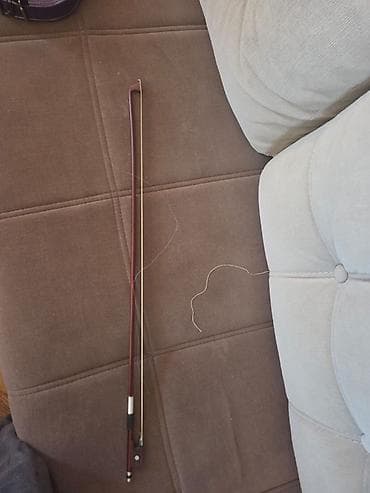 Скрипки: Məhsul: Klassik violino dəsti – bənövşəyi rəng Təsvir: - 4/4 ölçülü — 2