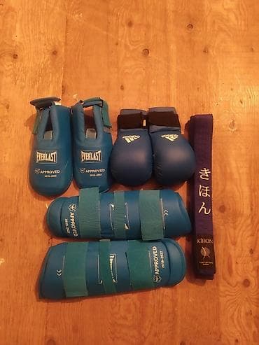 Kitablar və jurnallar: Ağ rəngli karate forması, göy rəngli əlcək və ayaq qoruyucuları, göy — 3