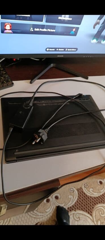 Masaüstü kompüterlər və iş stansiyaları: HP noutbuk alt tarafında küçük bir çatlak vardır ama hiç bir — 18