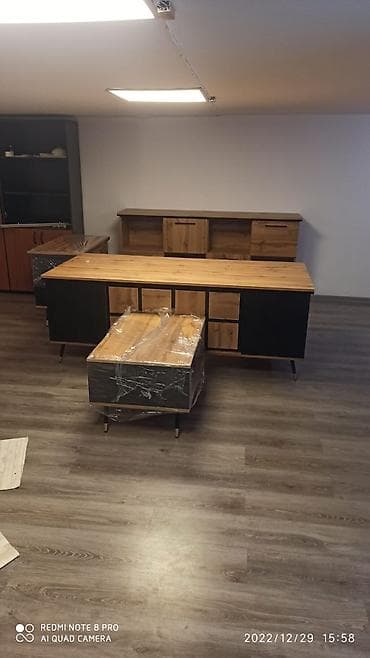 Ofis mebel dəsti - Tərkib: geniş iş masası, ön tərəfdə əlavə köməkçi