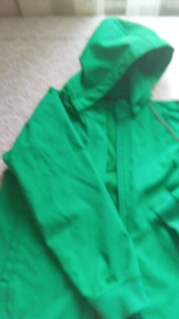 qar qiz paltari: Uşaq üçün yaşıl rəngdə kapüşonlu jaket. Xüsusiyyətlər: - Ölçü: 7 yaş — 6