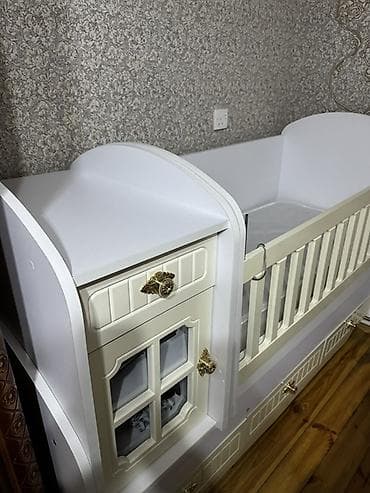 Oğlan və qız üçün, Dördbucaq, Beşik, Dəstsiz, Matras ilə, Yellənmə mexanizmsiz — 1