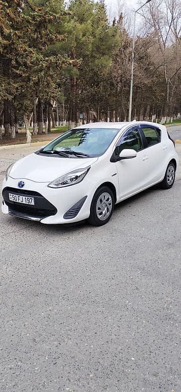 honda azerbaycan: Toyota Aqua Hybrid (ağ rəng, hatchback) - Yapon istehsalı hibrid — 10