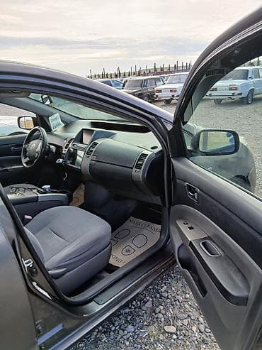 daewoo 2005 model: Toyota Prius – hibrid hetçbek - Rəng: tünd boz (metallik) - Kuzov: 5 — 7